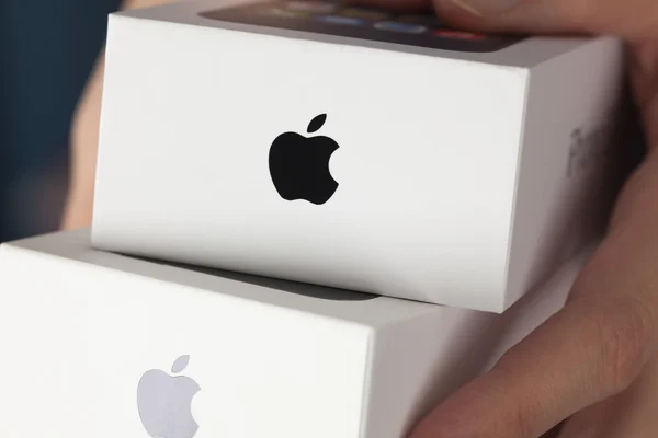 กล่อง Apple iPhone สองกล่องในมือของผู้หญิง — ภาพถ่ายสต็อก