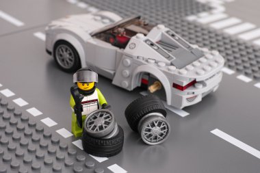 Lego sürücü Porsche 918 Spyder tekerlek tamir ediyor