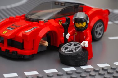 Lego sürücü tekerlek Laferrari Lego hız Şampiyonlar tarafından tamir ediyor
