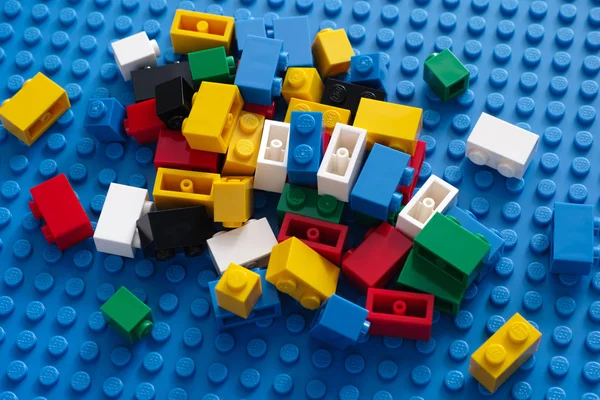 Bloques de Lego en placa base azul — Foto de Stock