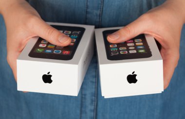 Kadının elinde iki Apple iphone kutusu