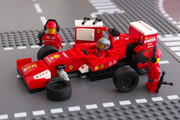 Befestigungsrad von Ferrari f14 t Rennwagen von Lego Speed Champions — Stockfoto