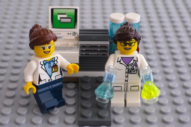 Laboratuvar bilgisayarın yakınında iki Lego bilim adamları