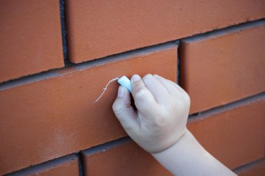 Childs'ın el tebeşir ile