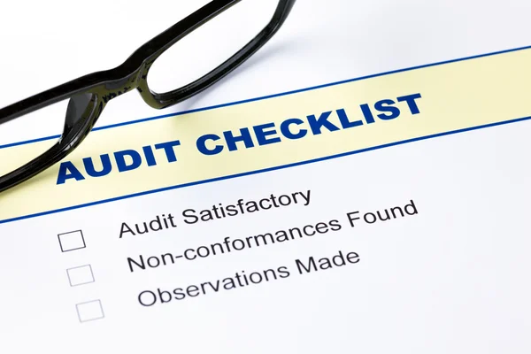 Audit checklist with glasses — Stock Photo, Image