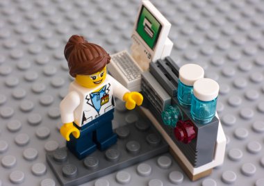 Lego bilim laboratuvar bilgisayarın yakınında