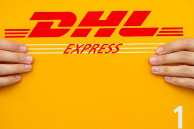 DHL Express paket insan elinde