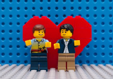 Kalp önünde duran iki Lego çocuklar