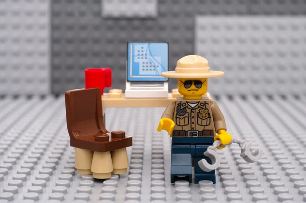 Lego sheriff going to arrest — Stock Photo, Image