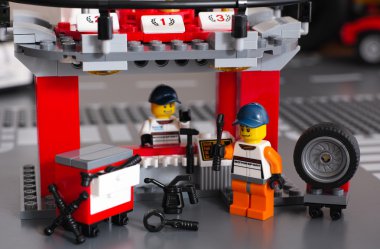 Lego Porsche mürettebat Mini garaja araçlarıyla