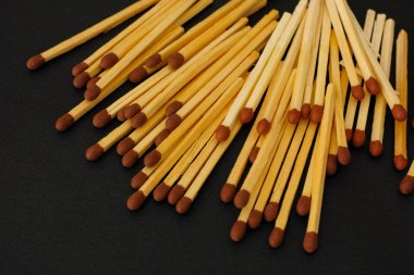 siyah arka plan üzerine ahşap maçlar