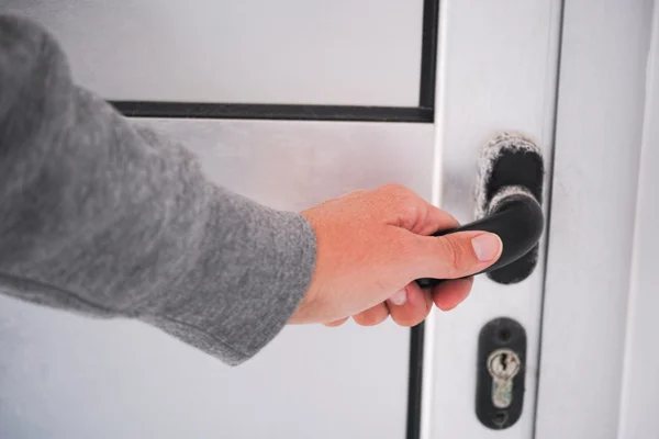 Kadının kapı kolu ile el