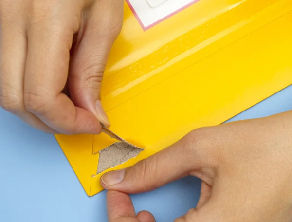 Woman hands opening mail envelope — Stock Photo, Image