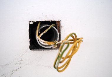 Duvardaki elektrik telleri 