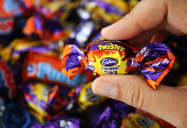 Cadbury Twisted Creme yumurta şeker elinde