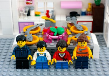 Lego aile akşam yemeği için hazır
