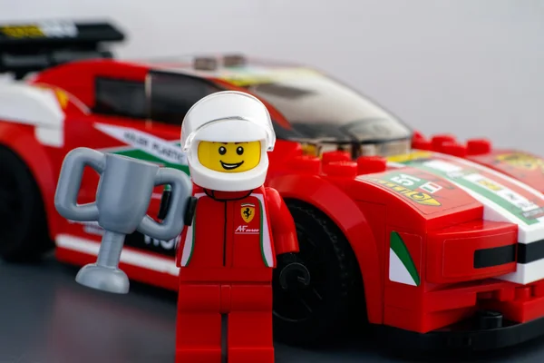 Lego Ferrari 458 Italia GT2 minifigura driver com copo — Fotografia de Stock