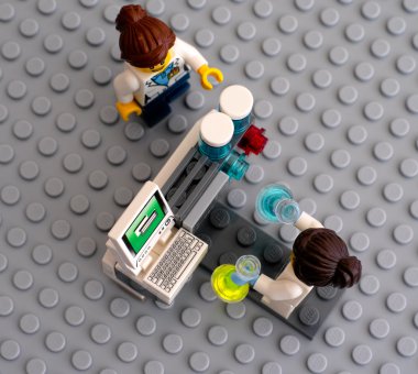 İki Lego bilim adamları minifigures laboratuvar bilgisayarın yakınında