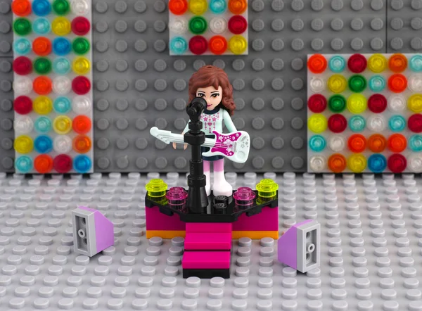 Лего подруги девушки с электрогитарой на сцене — стоковое фото