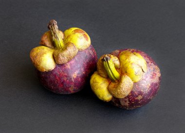 İki mor mangosteens