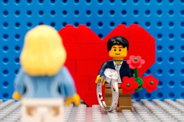 Lego adam minifigure halkalı ve onun kız arkadaşı toplantı çiçekler
