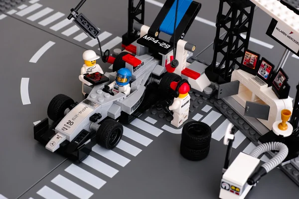 LEGO Mp4-29 závodní auto v Mclaren Mercedes Pit Stop — Stock fotografie