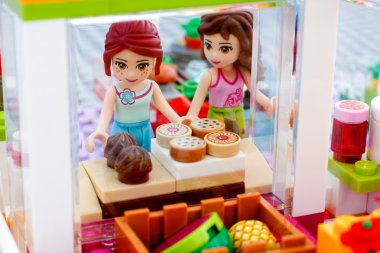 Dükkanda pişirme Lego kız seçin