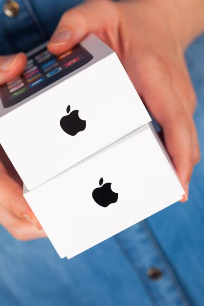 Apple iPhone box in person hands — стоковое фото