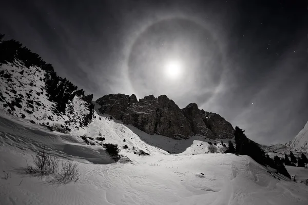 Full moon med halo — Stockfoto