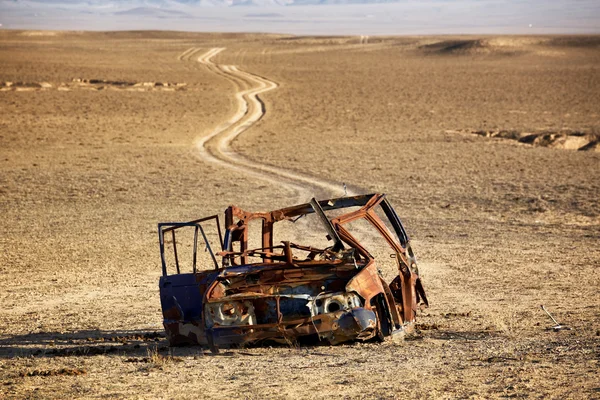 砂漠で燃やされた車 — ストック写真