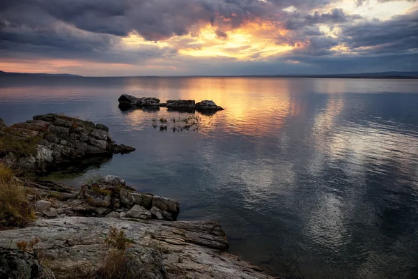 Puesta de sol en el lago Bukhtarma en Kazajstán —  Fotos de Stock