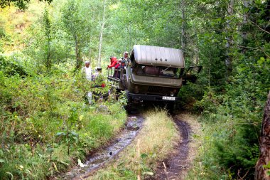 Dağları'nda turistler ile kırık araba