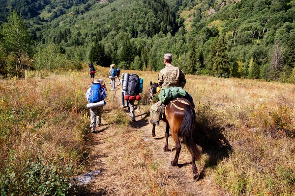 Emberek kirándul a hegyek — Stock Fotó