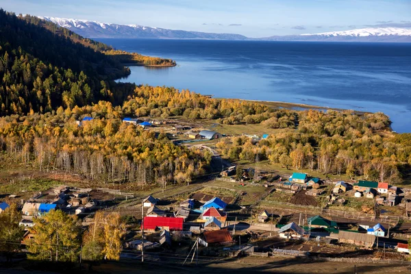 Деревня на берегу озера в горах — стоковое фото