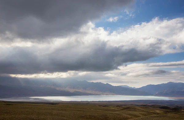 Lago em montanhas do deserto — Fotografia de Stock