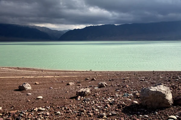 Озеро в пустельних горах — стокове фото