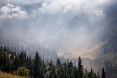 Mointain gorge ve bulutlar