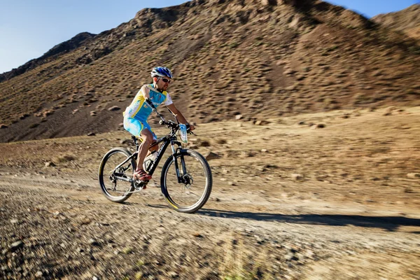 Aventura mountain bike cross-country maratona — Fotografia de Stock