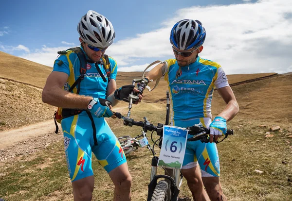 Aventura bicicleta de montaña maratón a campo traviesa —  Fotos de Stock