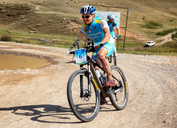 Aventura bicicleta de montaña maratón a campo traviesa — Foto de Stock