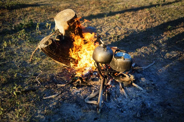 Lagerfeuer und zwei Teekannen — Stockfoto