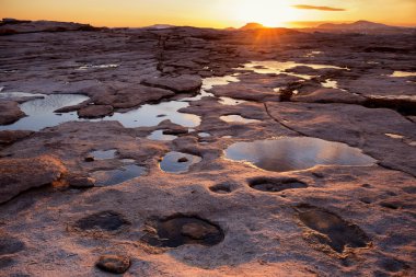 Issız dağlarda günbatımı bahar