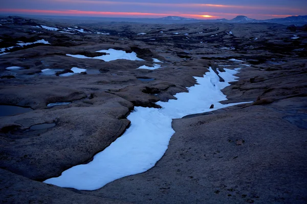 Dystra solnedgång i öknen berg — Stockfoto