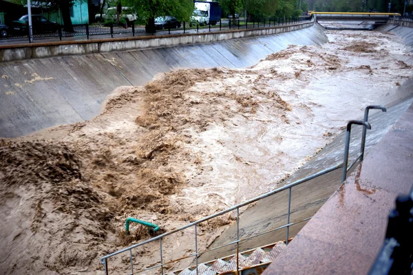 Наводнение на горной реке в городе — стоковое фото