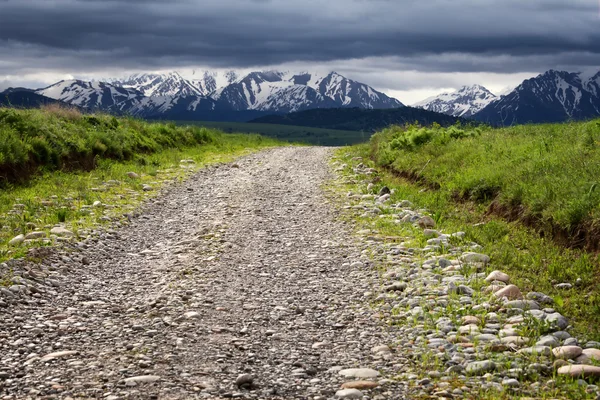 Kırsal yol ve fırtına gökyüzü — Stok fotoğraf