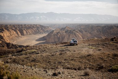 Kanyonun kenarındaki turistler