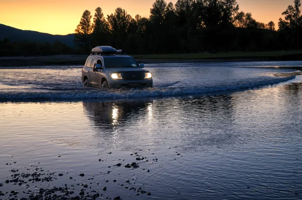 Touristes dans les voitures traversant la rivière — Photo