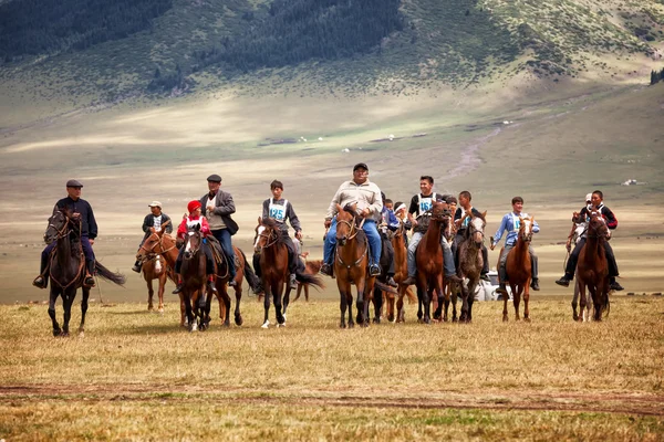Hagyományos nemzeti nomád lovaglás — Stock Fotó