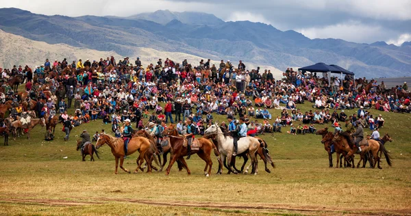 Traditionelles nationales Nomadenreiten — Stockfoto