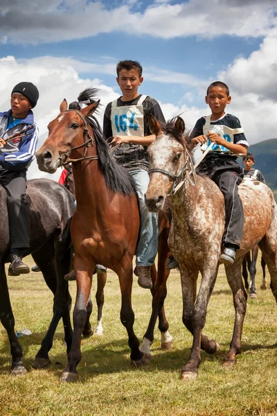 伝統的な国家遊牧民馬に乗って ロイヤリティフリーのストック写真